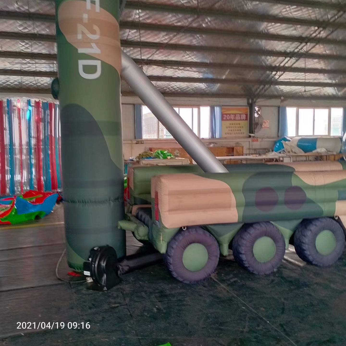 宽甸军事演习中的充气目标车辆：模拟发射车雷达车坦克飞机